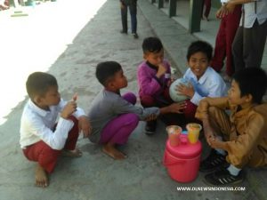 Galang Iksanul Abib SDN Limusnunggal 2 Sekolah Sambil Berjualan ( Pojok Kanan Baju Cokelat )