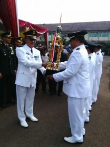 Penyerahan Piala juara satu lomba PBB oleh Camat Cileungsi Reynaldi Yushab Kepada kepala Desa Gandoang SayiDina Aop