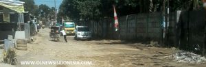 Tampak Jalan Desa Ciangsana Kecamatan Gunung Puteri Kabupaten Bogor Rusak