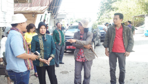 Kepala Desa Pardugul Kecamatan Pangururan Samosir Gunawan Sinurat (kaos merah), menerangkan tentang kondisi desa kepada wagub Hj.Nurhajizah Marpaung.