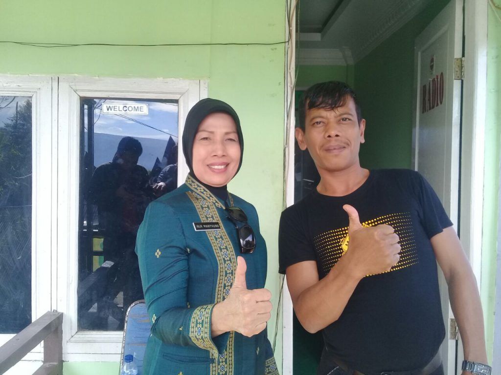 Wagub Sumatera Utara Hj. Nurhajizah bersama wartawan OLNEWSINDONESIA Samosir