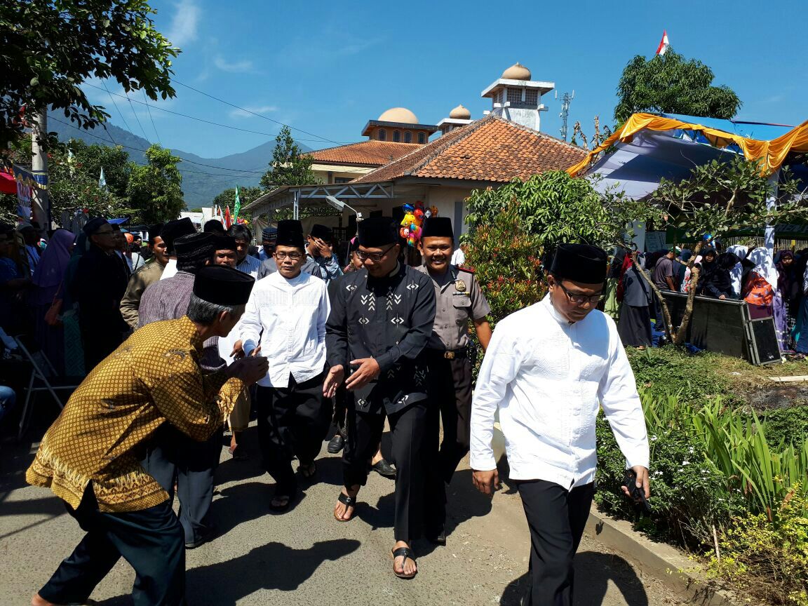 Kedatangan wali kota bandung di Sambut oleh Panitia Acara dan pimpinan ponpes pagelaran 3