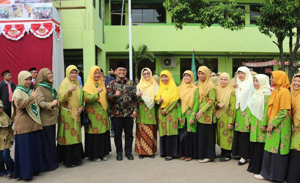 Dahnil Anzar Simanjuntak, S.E., M.E., Ketua Umum Pimpinan Pusat Pemuda Muhammadiyah Di Dampingi Oleh Ibu Aisyiyah Cileungsi