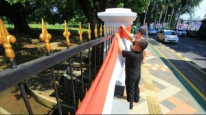 Komunitas Bogor Sahabat mengelar aksi pasang bendera di sepanjang jalan kota bogor dan kabupaten
