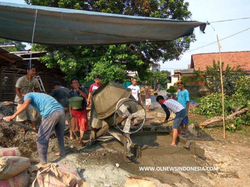 Warga Cipenjo Swadaya Ngecor Jalan