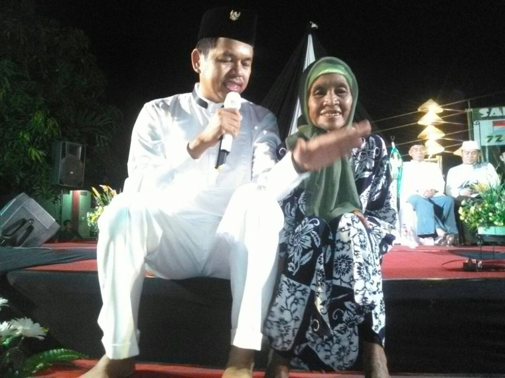 Bupati Purwakarta, Dedi Mulyadi Dengan Salah Satu Warga di Ponpes Nurul Huda Jalan Pasar Kojengkang, Desa Cikaregeman Setu, Kab. Bekasi.