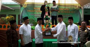 Penerimaan Piala Untuk Pemenang Lomba MTQ Tingkat Kecamatan Oleh Ismail Marzuki Selaku Kades Desa Pasirangin