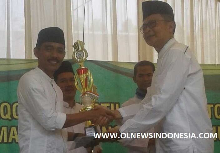 Penerimaan Piala Untuk Pemenang Lomba MTQ Tingkat Kecamatan Oleh  Ismail Marzuki Selaku Kades Desa Pasirangin