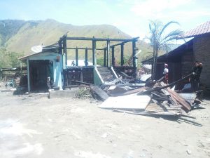 Puing-puing rumah milik Abdon Sinaga yang hangus terbakar didesa Ginolat Kecamatan Sianjur Mula Mula Samosir Sumatera Utara.