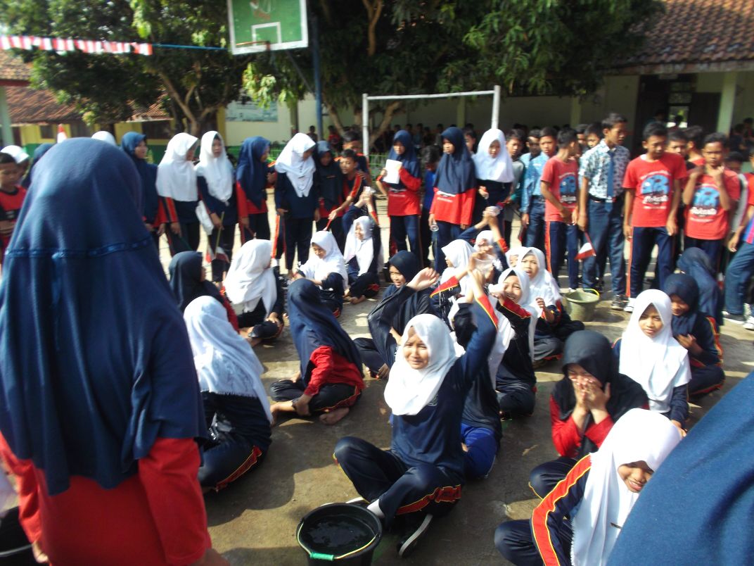 Para siswa ikuti lomba HUT RI di SMP Negeri 1 Bojomangu Bekasi