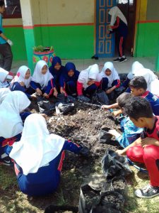 Aksi bersih Pelajar SMP Negeri 1 Bojongmangu Bekasi