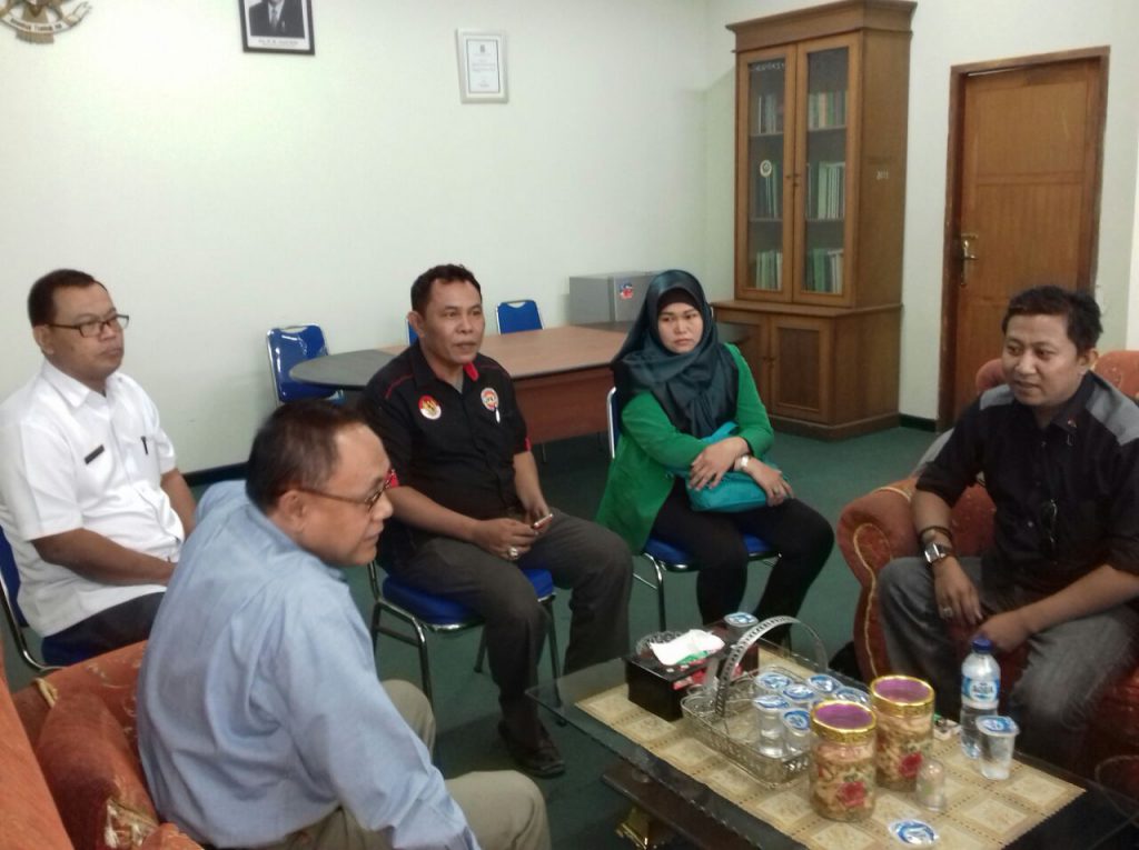 ruang rapat kerja KADIS. Tampak hadir para pengurus organisasi dari unsur GMBI,Aliansi INDONESIA, FKDM,JPKP,XBER,LASKAR IBU PERTIWI dan LP KPK