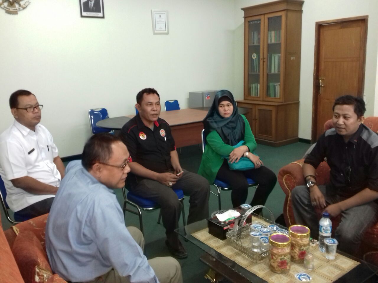 ruang rapat kerja KADIS. Tampak hadir para pengurus organisasi dari unsur GMBI,Aliansi INDONESIA, FKDM,JPKP,XBER,LASKAR IBU PERTIWI dan LP KPK