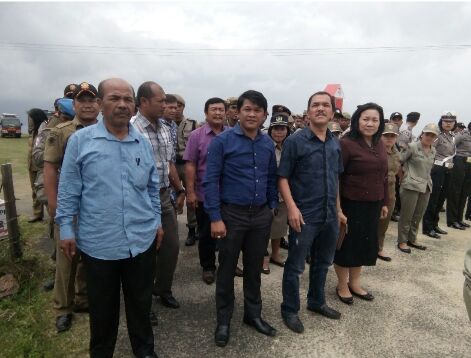 Para anggota DPRD Samosir datang menemui masa para pendemo