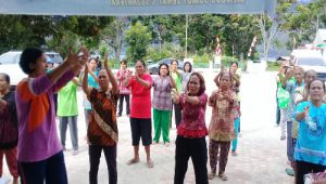 Foto: Nakes (Tenaga Kesehatan) sedang memberikan gaya Senam Prolanis bagi Pengidap Hipertensi dan Diabetes Melitus di Puskesmas Mogang Palipi Samosir Sumatera Utara