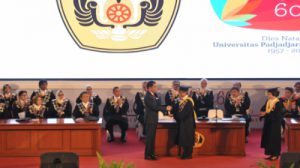 Presiden Jokowi menyalami Rektor Unpad Try Hanggono Ahmad, saat menghadiri Dies Natalis Universitas Padjajaran ke-60, di Bandung, Jabar, Senin