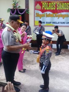Kapoldasu Irjen Pol Drs.Paulus Waterpauw beserra istri tiba di Polres Samosir Sumatera Utara.