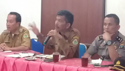 Asisten I Pemerintahan Kabupaten Samosir Sumatera Utara MANGIHUT Sinaga (tengah) disela Musyawarah Masyarakat Sosor Tolong Di Aula Kantor Camat Simanindo.