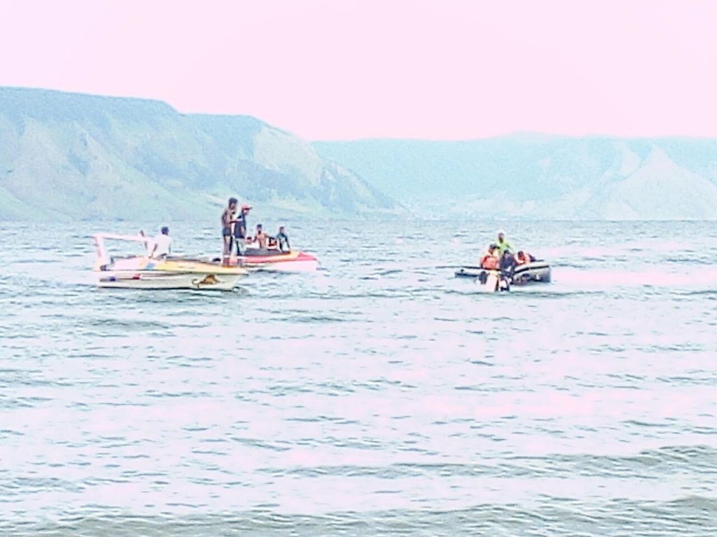 Tim Basarnas Parapat bersama masyarakat sekitar Pantai Sedang melakukan Evakuasi Korban Tenggelam RS (14) diSekitar Pantai Pasir Putih Parbaba Samosir