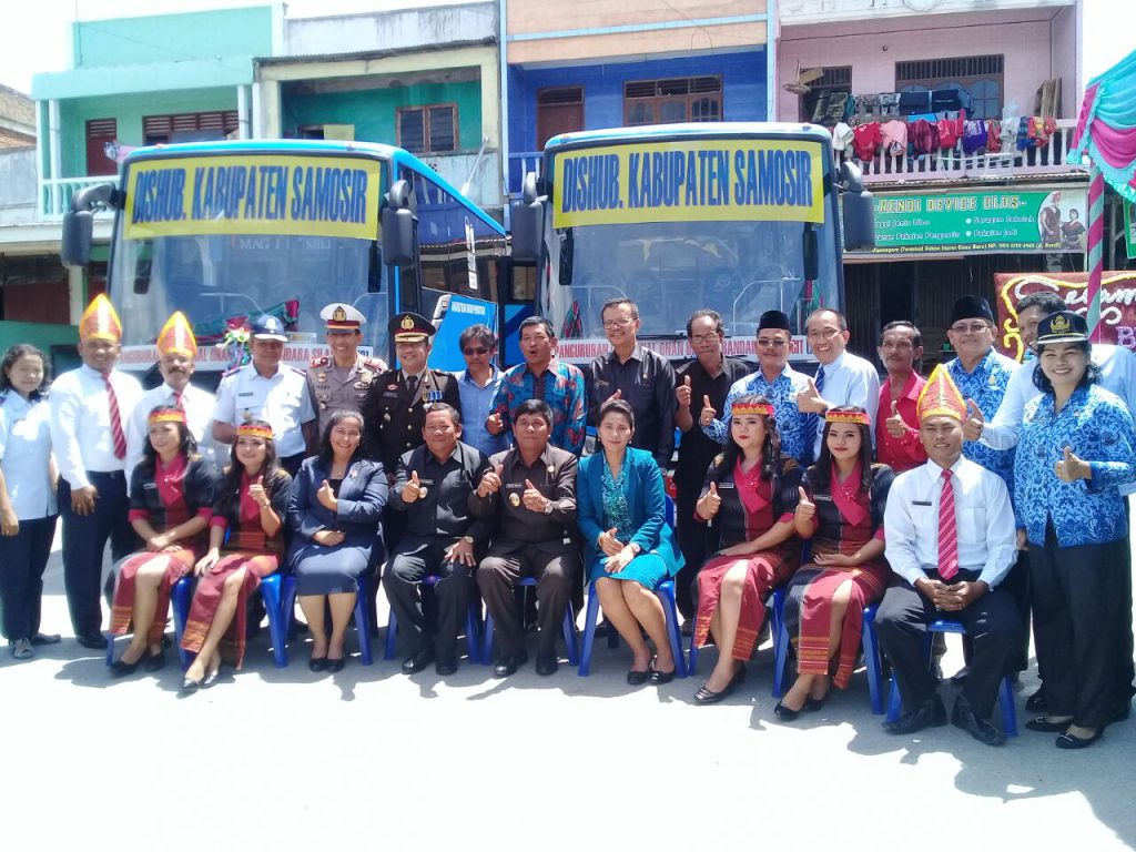  Bupati dan wakil Bupati serta ASN dengan seluruh driver dan pramugari di depan Bus perintis milik pemkab Samosir Sumatera Utara