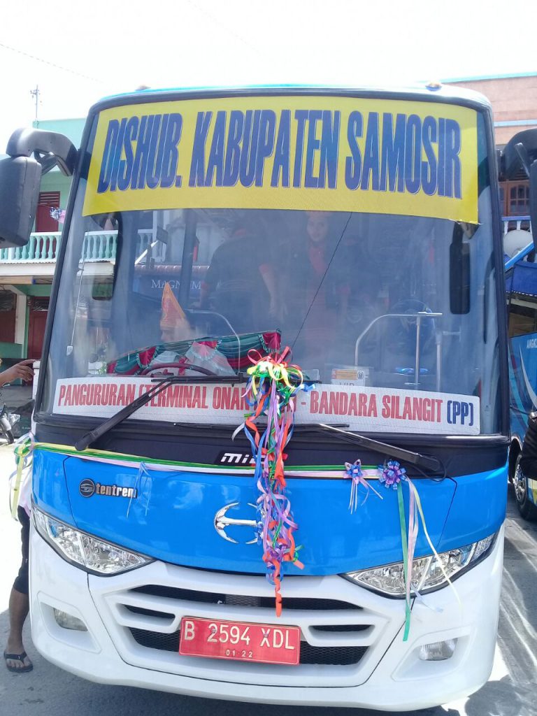 Bus Perintis milik pemkab Samosir untuk mengangkut penumpang pesawat rute Pangururan - Bandara Silangit