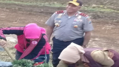 Ketua Umum Bhayangkari(baju merah) di bantu ibu Wagubsu sedang menanam bibit pohon endomik Batak Toba. Didampingi Kapoldasu Irjen Pol Drs.Paulus Waterpauw