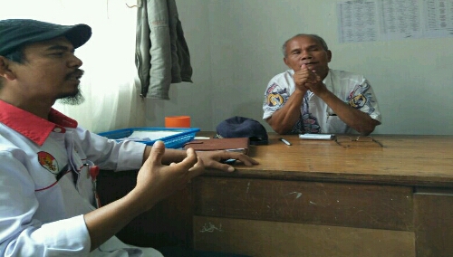 Ketua DPD- JPKP Samosir SARTONO Sihotang (pakai topi),diskusi bersama Sekcam Palipi JAPATAR Sinaga disela Audensi di kantor Camat Palipi