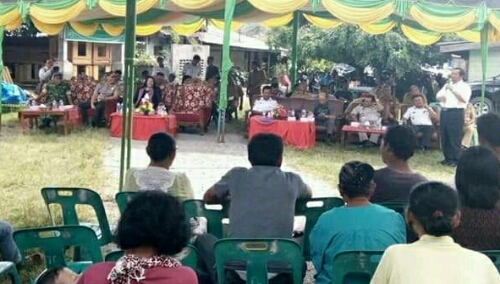 Foto: Bupati Samosir Drs.Rapidin Simbolon MM memberikan kata sambutan dalam Pemancangan Tiang pertama Dermaga Ambarita Samosir