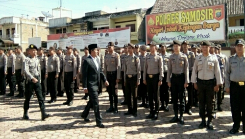 Foto: Wakil Bupati Ir.Juang Sinaga mengecek Kesiapan Personil Pengamanan Pilkades Serentak di Mako Polres Samosir Pangururan