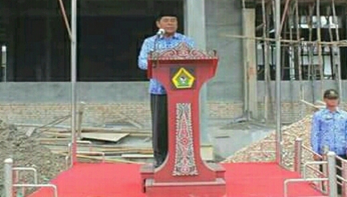 Foto : Wakil Bupati Ir. Juang Sinaga membacakan amanat Presiden Joko Widodo di HUT KORPRI Ke-46 dan HUT PGRI Ke-72