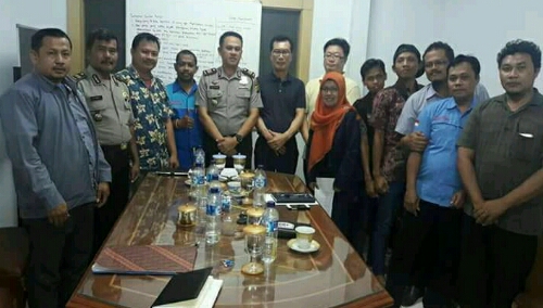 Foto: pihak pihak yang hadir dalam mediasi Mr.AHN dari PT Iljin Indonesia(kanan baju Hitam), (tengah)AKP Agus Rohmat .SH.dan Sdr.Yosef Sekretaris II mewakili SP LEM SPSI