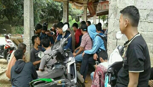 Foto: Suasana Di Luar Ruangan Mediasi tampak Para Karyawan PT Iljin Indonesia menunggu Hasil dari Perundingan