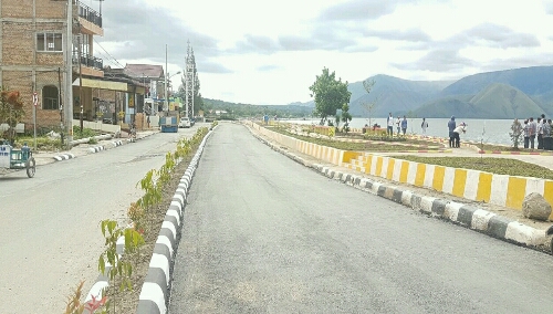 Foto: Jalan dan median sudah di benahi disepanjang Taman Kota Putri Lopian Pangururan Samosir