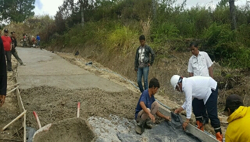 Foto: Bupati Samosir Drs.Rapidin Simbolon MM melihat langsung fisik penyelesaian pembangunan Jalan penghubung Desa Saomauli Hatogouan menuju Desa Sampe Tua Palipi