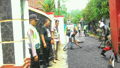 Foto: Perbaikan jalan di awasi langsung oleh Kepala Desa dan elemen Masyarakat.