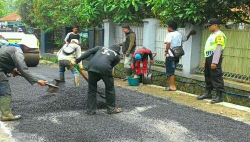 Foto: Masyarakat Antusias Melihat perbaikan jalan di awasi langsung oleh Kepala Desa dan elemen Masyarakat.