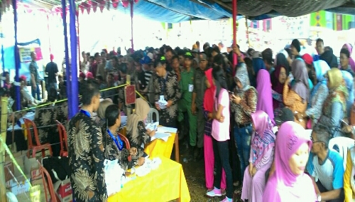 Foto : Warga Desa Mayang datang Ke Tempat Pemungutan Suara untuk memberikan Hak Pilihnya di Pilkades Desa Mayang( minggu10/12)