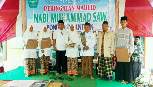 Foto :Pimpinan Ponpes Bersama Kepala Desa dan para siswa siswi Pemenang Perlombaan Musabaqoh Nisfussanah.