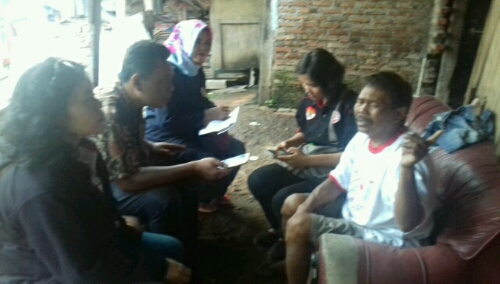 foto : Team Dari DPC JPKP kota Bekasi langsung menjenguk serta melihat Keadaan warga miskin yang juga penderita Gangguan Jiwa yang Di pasung Kakinya.