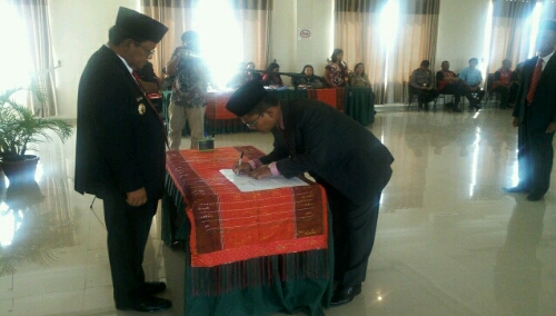 Foto: Jabiat Sagala, Sekretaris Daerah menandatangani sumpah jabatan yang disaksikan Oleh Bupati Samosir Drs.Rapidin Simbolon