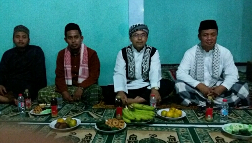 Foto : Dahlan (berbaju putih) bersama para pengurus dan Jamaah menghimbau agar Pemkab Bogor tidak menuntup mata dengan kondisi Rumah Ibadah yang sudah rusak.