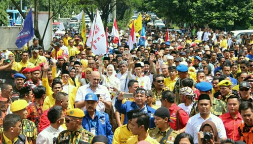 Foto : pasangan calon Bupati Bogor Jaro Ade dan Inggrid di arak massa Pendukung mendaftar Ke KPU Kab.Bogor