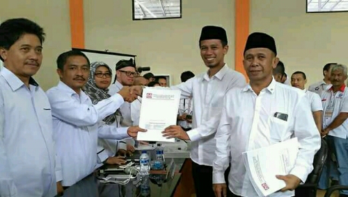 Foto : Pasangan Ade Wardhana-Asep Ruhiyat berfoto bersama Ketua KPU Kab.Bogor setelah mendaftar di KPU