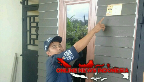 Foto: PPDP pertunjukan bukti Stiker terlaksananya Coklit, dirumah sekretaris daerah Samoair, Drs.Jabiat Sagala MM, Pangururan Samosir