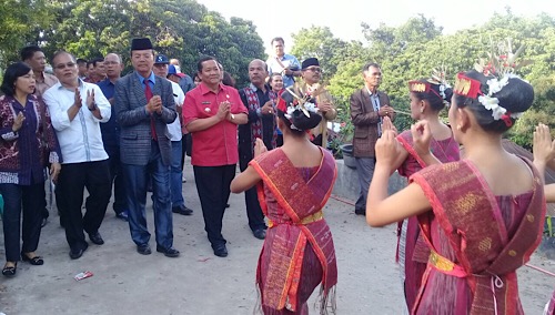 Foto : Bupati Samosir, Drs.Rapidin Simbolon MM, disambut oleh tarian budaya batak toba, diperesmian TBM Lamtiur