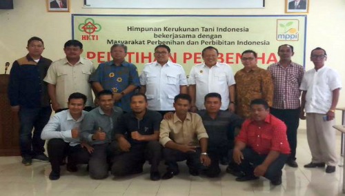 Foto Ketua Umum HKTI Fadli Zon bersama Panitia dan Peserta Pelatihan Perbenihan di Ciawi