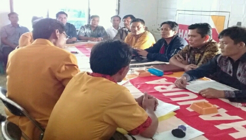 Foto : Proses verifikasi partai politik oleh KPU dan Panwaslu kab.Samosir di kantor partai HANURA, Desa Sahit Nihuta Pangururan Samosir