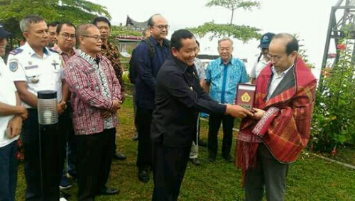 Foto : Bupati Samosir, Drs.Rapidin Simbolon MM, memberi cinderamata berupa Ulos dan Plakat kepada Dubes Cina untuk Indonesia, Mr. Xiao Qian