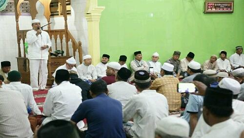Foto: Al Ustad KH. Amiruddin MS, disrla memberikan Tautsyiahnya di Mesjid Al Muhtadin, Perumnas  Helvetia Medan