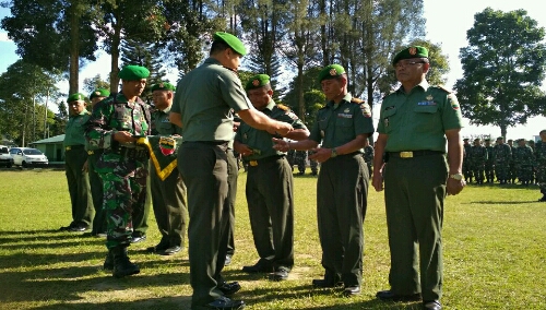 Foto : Dandim 0205/TK menyerahkan buku saku tentang peraturan Netralitas TNI Pada Pilkada 2018 Kepada Sembilan Danramil secara simbolis.